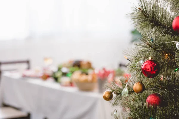 Fuoco selettivo dell'albero di Natale con palle di Natale luminose — Foto stock