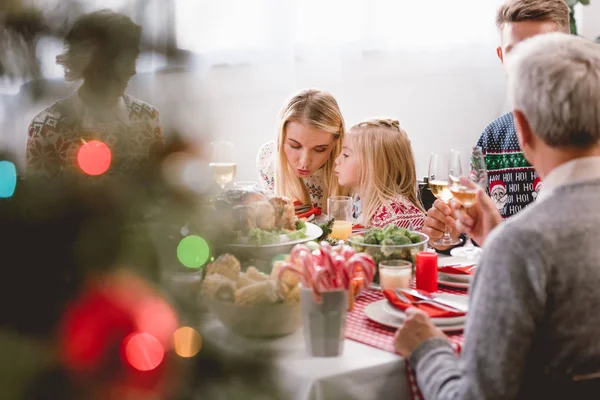 Selektiver Fokus von Familienmitgliedern, die am Tisch sitzen und Weihnachten feiern — Stockfoto