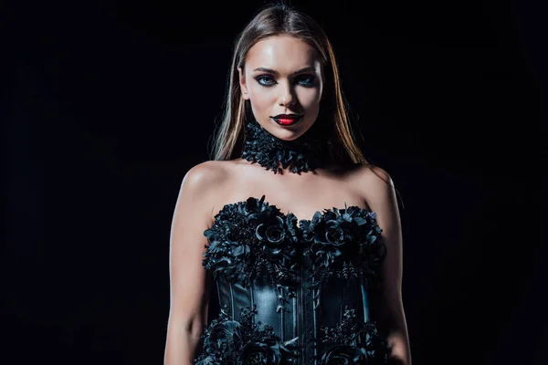 Assustador vampiro menina no preto gótico vestido isolado no preto — Fotografia de Stock