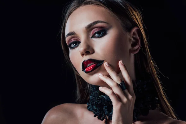 Effrayant vampire fille en noir gothique robe isolé sur noir — Photo de stock