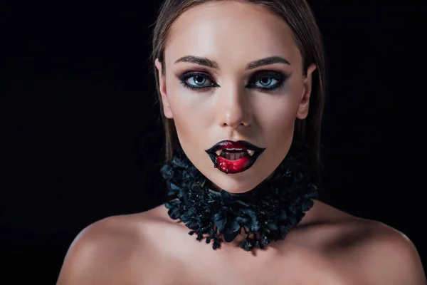 Porträt von beängstigend nackten Vampirmädchen mit Reißzähnen isoliert auf schwarz — Stockfoto