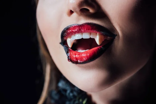 Vue rapprochée de effrayant vampire fille avec crocs isolé sur noir — Photo de stock