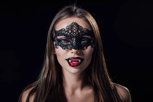 Nackt beängstigend Vampirmädchen in Maskerade-Maske zeigt Reißzähne isoliert auf schwarz — Stockfoto