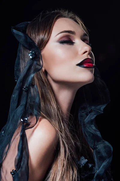 Effrayant vampire fille avec les yeux fermés en robe gothique noire et voile isolé sur noir — Photo de stock