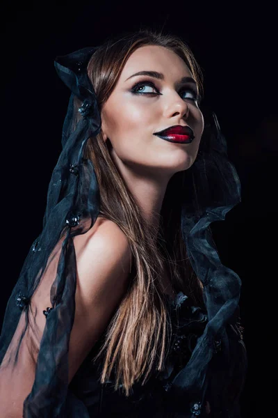 Lächelndes Vampirmädchen in schwarzem Gothikkleid und Schleier isoliert auf schwarz — Stockfoto