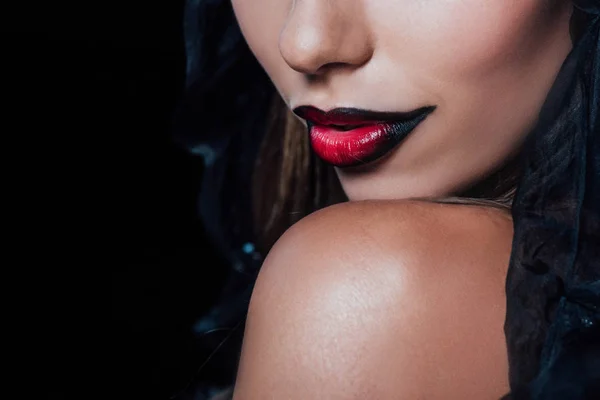 Vista cortada de lábios pretos e vermelhos escuros isolados em preto — Fotografia de Stock