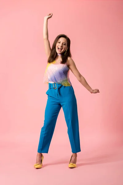 Excitado joven chica disco con estilo sobre fondo rosa - foto de stock