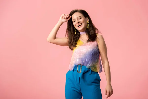 Aufgeregtes junges stilvolles Disco-Mädchen tanzt isoliert auf rosa — Stockfoto