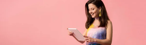 Plan panoramique de heureuse jeune fille disco élégant tenant tablette numérique isolé sur rose — Photo de stock