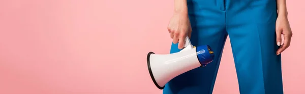 Recortado vista de la joven chica disco con estilo con megáfono aislado en rosa, plano panorámico - foto de stock