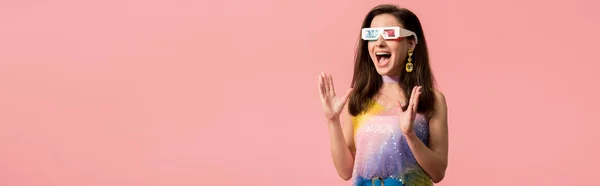 Excité jeune fille disco élégant dans des lunettes 3D isolé sur rose, plan panoramique — Photo de stock