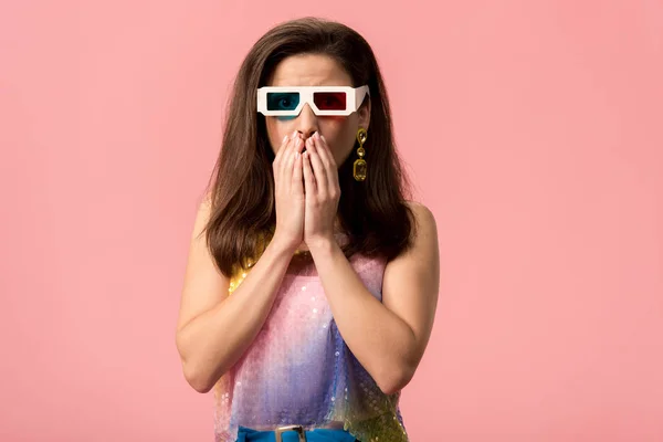 Chocado jovem menina discoteca elegante em óculos 3d cobrindo a boca com as mãos isoladas em rosa — Fotografia de Stock