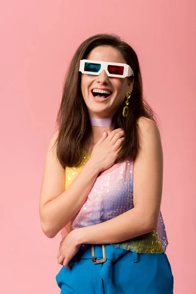 Felice giovane ragazza discoteca elegante in occhiali 3d isolati su rosa — Foto stock