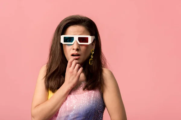 Verängstigte junge stilvolle Disco-Mädchen in 3D-Brille isoliert auf rosa — Stockfoto