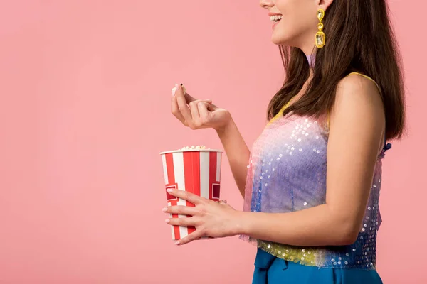 Обрезанный вид счастливой молодой стильной девушки диско в 3D очки едят попкорн изолированы на розовый — стоковое фото