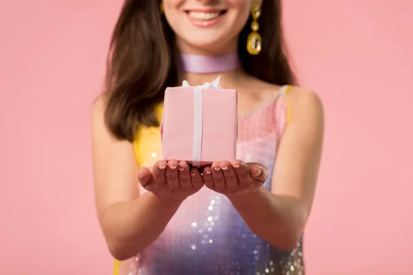 Vista cortada de feliz jovem elegante disco menina segurando caixa de presente isolado em rosa — Fotografia de Stock