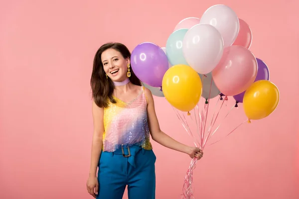 Giovane ragazza felice partito tenendo palloncini festivi isolati su rosa — Foto stock