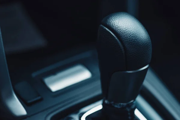 Vue rapprochée du levier de vitesse dans la voiture moderne — Photo de stock