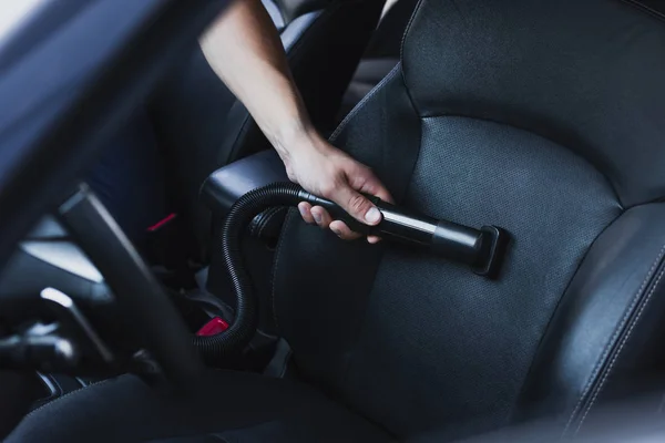 Vista recortada del asiento de los conductores de aspiradora del limpiador de automóviles en el coche - foto de stock