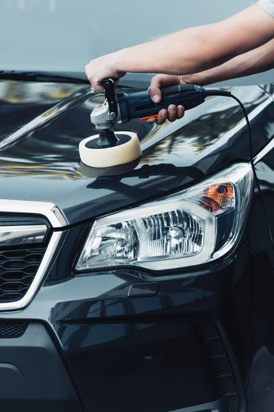 Vue recadrée de voiture nettoyant voiture de polissage avec machine à polir — Photo de stock