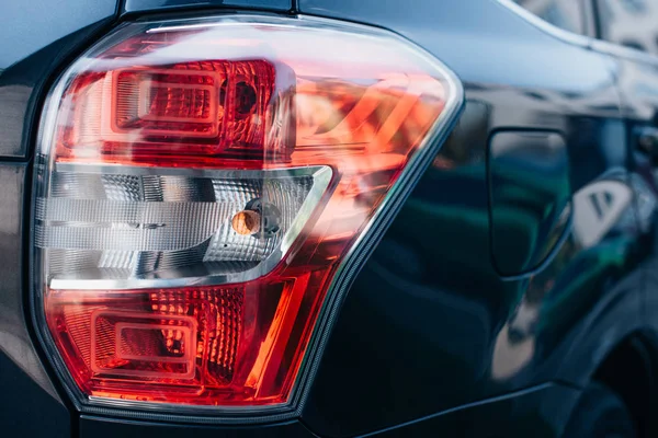 Крупный план чистого, полированного заднего фонаря современного автомобиля — стоковое фото