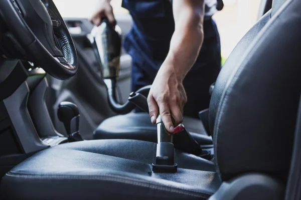 Vista cortada de carro limpador aspirar motoristas assento no carro — Fotografia de Stock