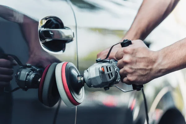 Vista recortada del coche limpiador pulido coche con la máquina tampón - foto de stock