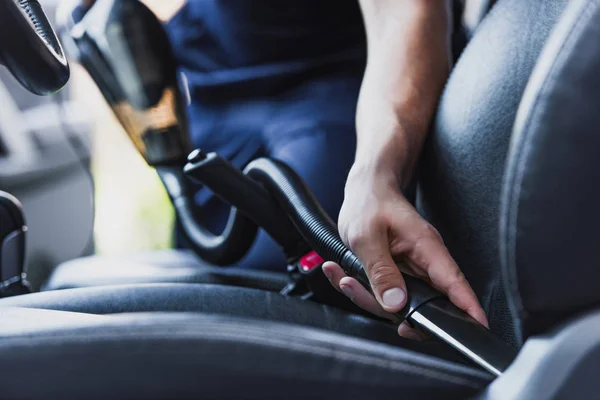 Обрізаний вид на сидіння водіїв пилососа автомобіля в машині — Stock Photo