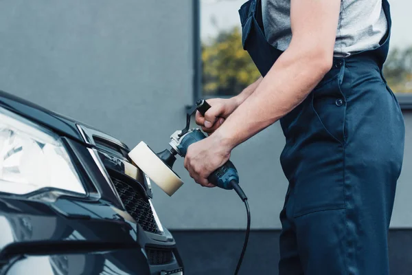 Vue recadrée de voiture nettoyant voiture de polissage avec machine à polir — Photo de stock