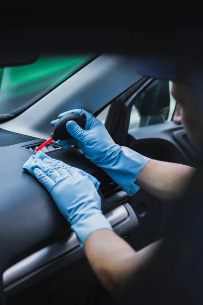 Messa a fuoco selettiva della griglia di ventilazione del condotto pulitore auto con soffiatore d'aria in gomma — Foto stock