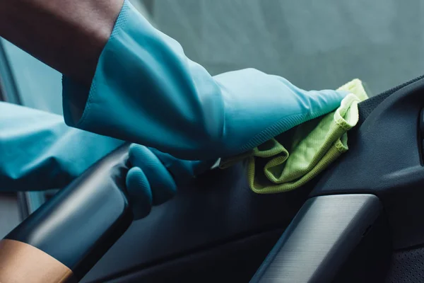 Vista recortada del limpiador de coches en guantes de goma limpieza de la puerta del coche - foto de stock