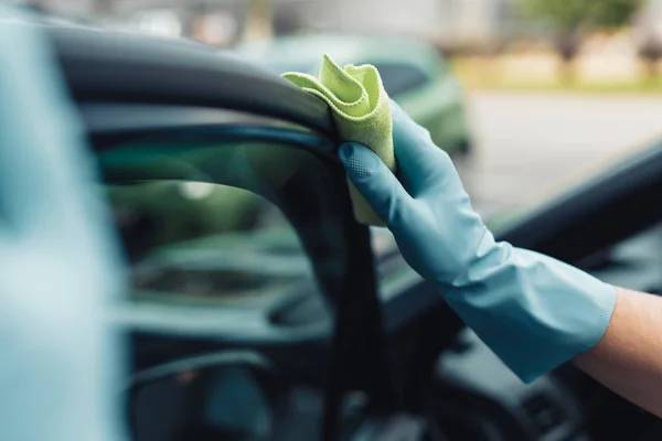 Ausgeschnittene Ansicht von Autoputzer wischt Autotür mit Lappen ab — Stockfoto