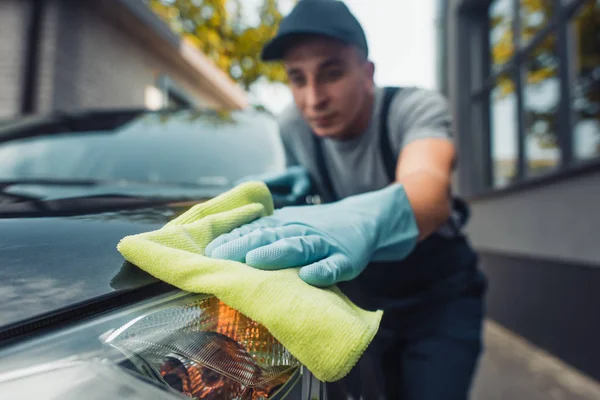 Selektive Fokussierung des Autoreinigers beim Polieren von Scheinwerfern mit Lappen — Stockfoto