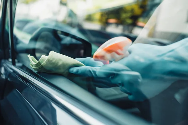 Vue recadrée du nettoyeur de voiture essuyant la porte de voiture avec chiffon — Photo de stock