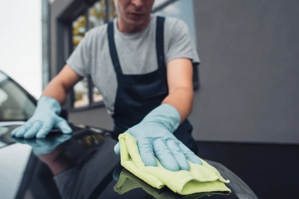 Messa a fuoco selettiva del detergente per auto pulire capote con straccio — Foto stock