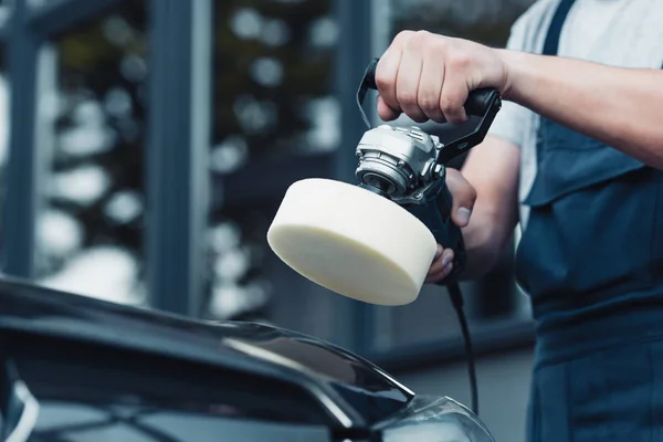 Vista recortada del coche limpiador pulido coche con la máquina tampón - foto de stock