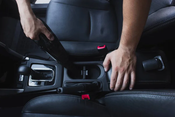 Ausgeschnittene Ansicht des Autosaugers Staubsaugen Auto-Innenraum — Stockfoto