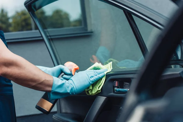 Vista cortada do limpador de carro limpando a porta do carro com pano — Fotografia de Stock