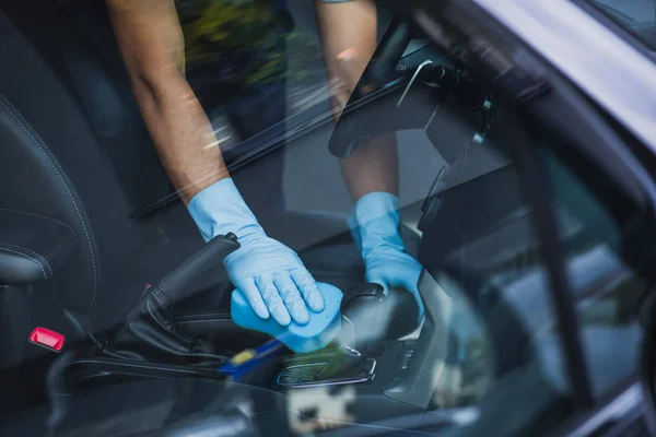 Vue recadrée du nettoyeur de voiture essuyant l'intérieur de la voiture avec éponge — Photo de stock