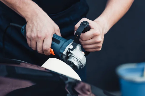 Teilansicht Autopfleger poliert schwarzes Auto mit Puffermaschine — Stockfoto