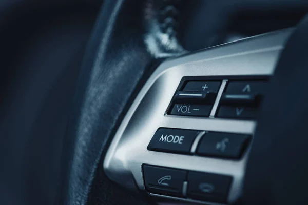 Panel de control de volumen de sonido en el salpicadero del coche - foto de stock