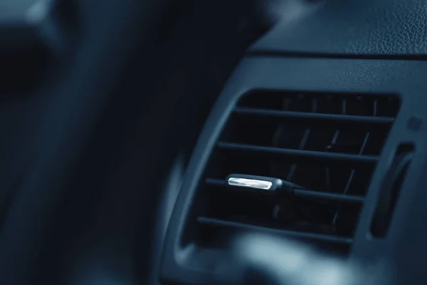 Вентиляционная решетка на приборной панели в современном автомобиле — стоковое фото
