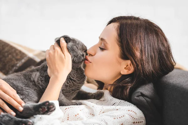 Bela menina feliz beijando bonito escocês dobra gato — Fotografia de Stock