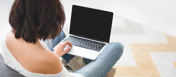 Vista posterior de la chica usando el ordenador portátil con pantalla en blanco - foto de stock
