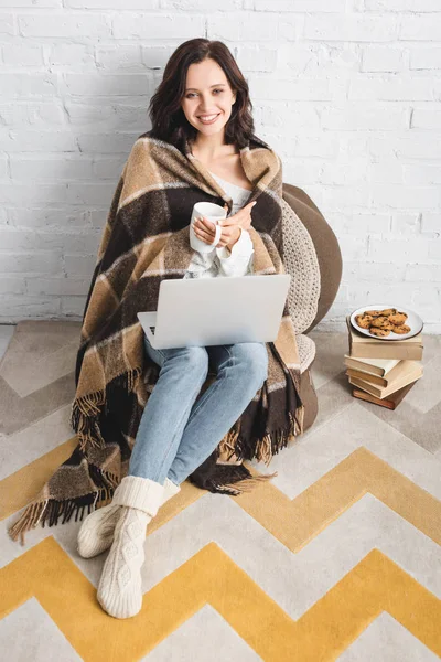 Schöne glückliche Mädchen mit Keksen und Kaffee mit Laptop — Stockfoto