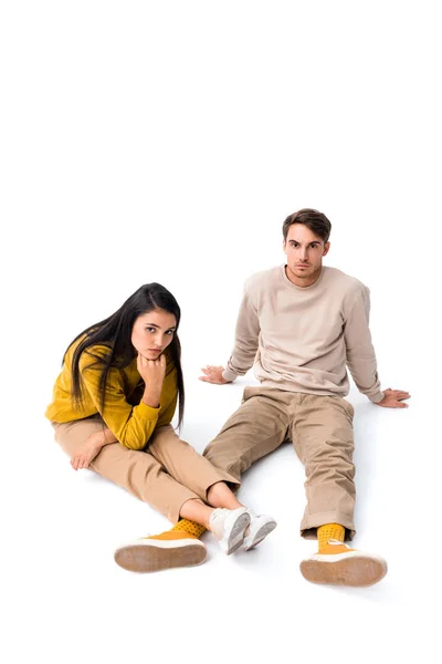 Schöner Mann und Frau sitzen isoliert auf weißen — Stockfoto