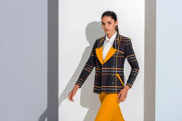 Mujer elegante mirando a la cámara en blanco y gris - foto de stock