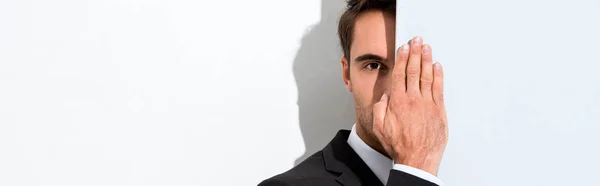 Panoramaaufnahme eines Mannes, der in die Kamera auf Weiß blickt — Stockfoto