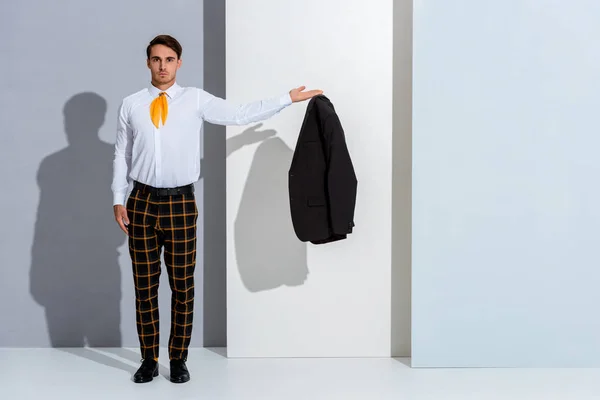 Hombre en pantalones a cuadros con chaqueta en blanco y gris - foto de stock