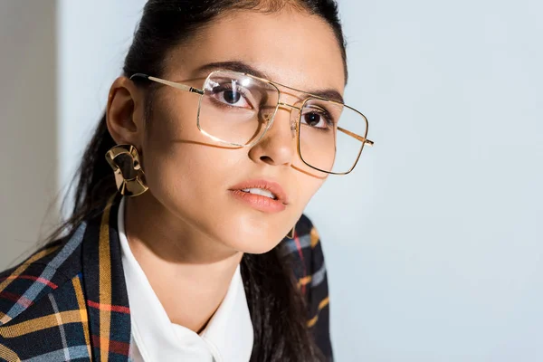 Atractiva joven en gafas en blanco - foto de stock